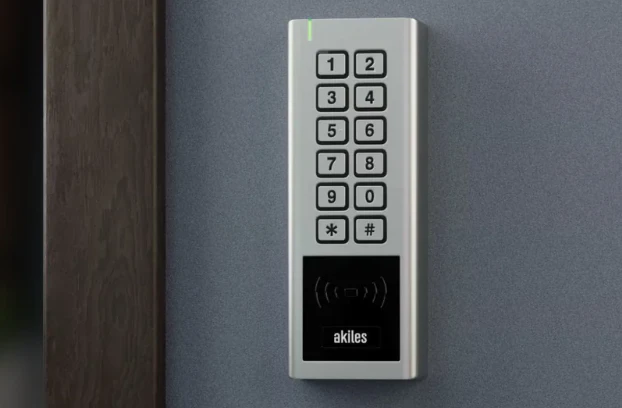 Akiles Pinpad geïnstalleerd naast een deur