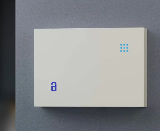 Akiles Controller gemonteerd aan een donkere wand