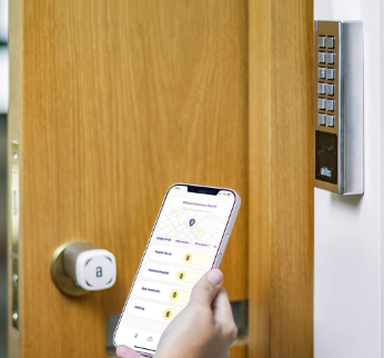 Akiles Cylinder, Pinpad en smartphone bij een houten deur