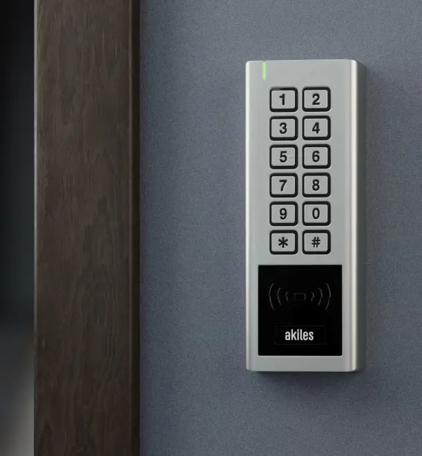 Akiles Pinpad gemonteerd naast een deur