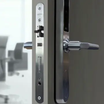 Akiles Roomlock gemonteerd in een geopende deur