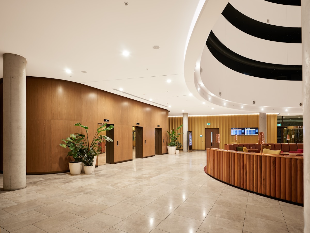 Lichte moderne hotellobby