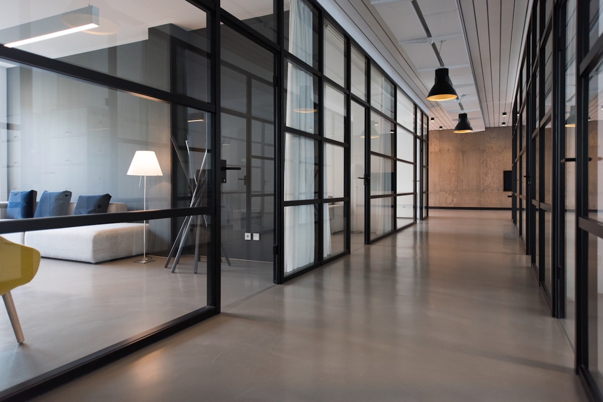 Moderne kantooromgeving met glazen deuren